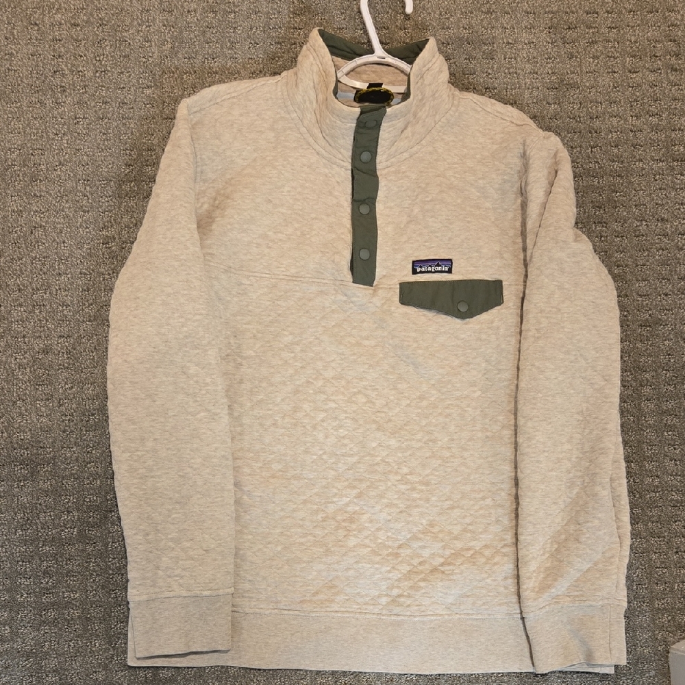 Patagonia Quilted Pullover Sweatshirt in Light Beige with Olive Trim